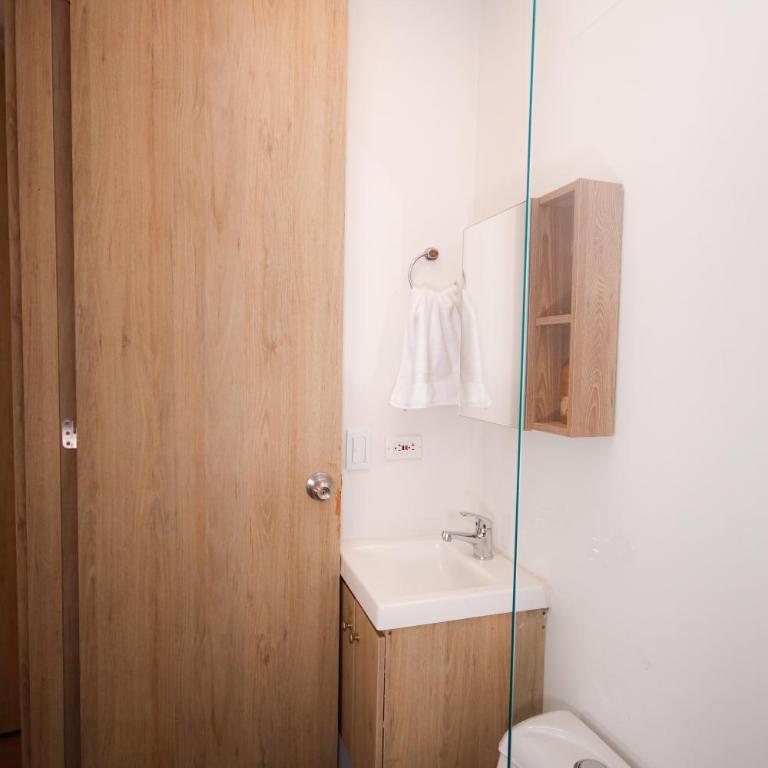 Aptos Plaza Principal, con y sin Vista al Embalse, frente Autobús, a 8 minutos de la Piedra del Peñol, TODO CERCA!!! - Apartamento con balcón - 13