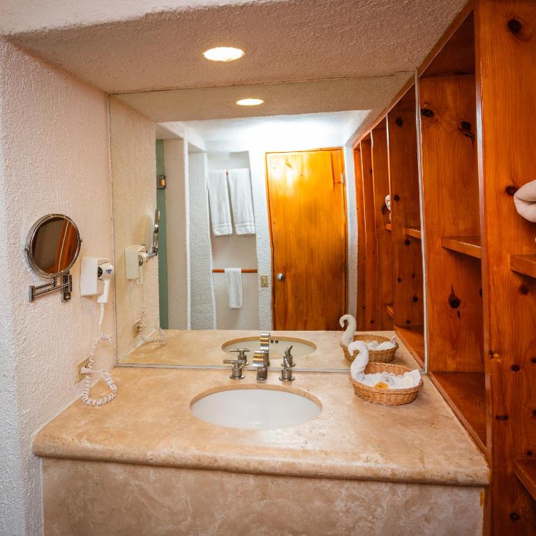 Hotel Los Patios - Habitación Estándar con 2 camas extragrandes y patio - 5