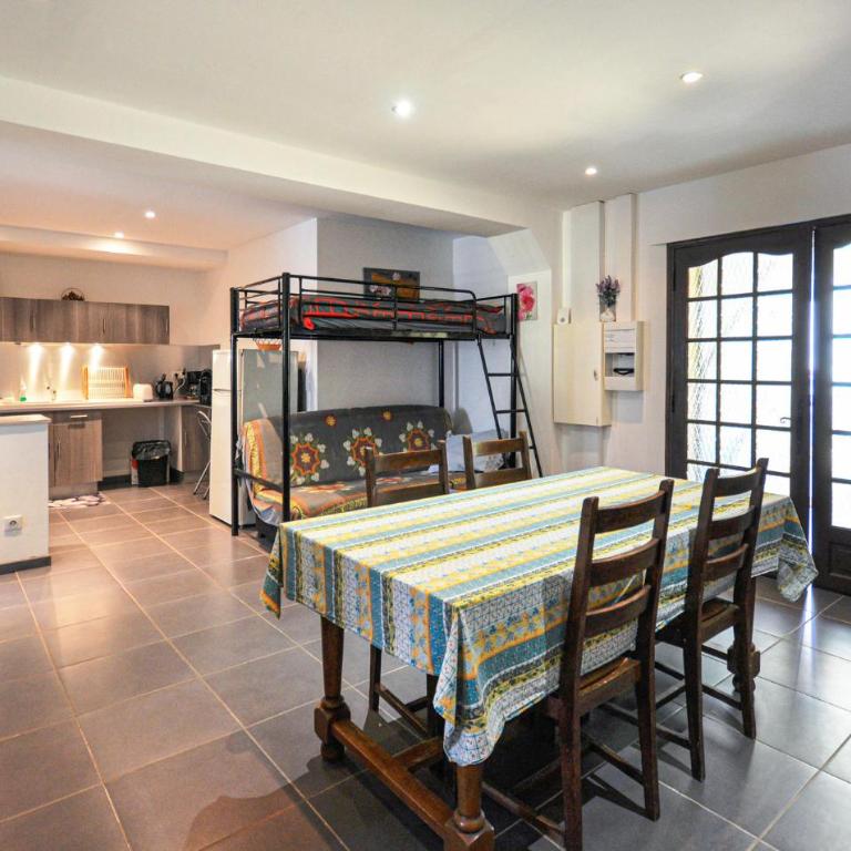 Cozy Apartment In Six Fours Les Plages - Appartamento con 2 Camere da Letto - 2