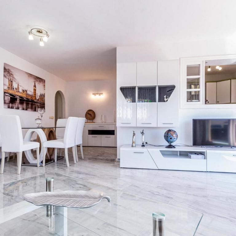 Beach Front Apartment In Torrox Costa With Wifi - Apartamento de 2 dormitorios - 16