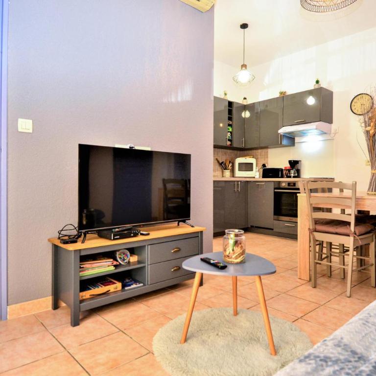 Awesome Apartment In Uzes With Wifi - Appartement 2 Chambres - 13
