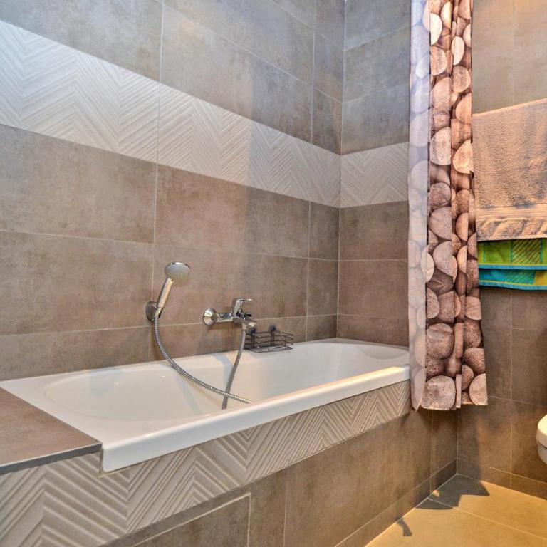Awesome Apartment In Uzes With Wifi - Appartement 2 Chambres - 16