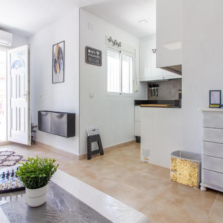 Beautiful Apartment In Torrevieja - Apartamento de 2 dormitorios - 2