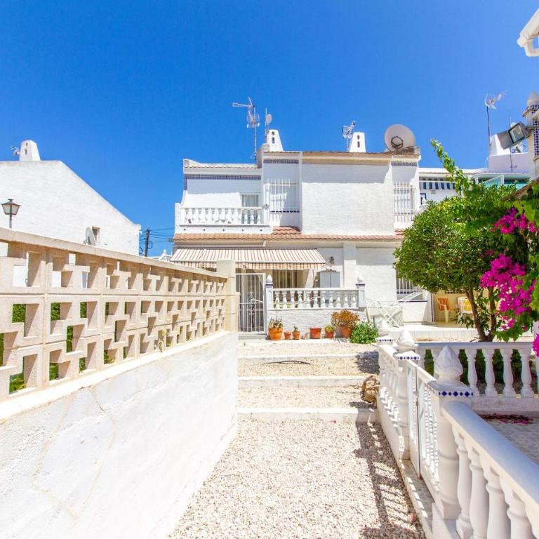Beautiful Apartment In Torrevieja - Apartamento de 2 dormitorios - 9