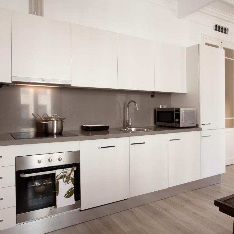 Click&Flat Seneca Suites - Two-Bedroom Apartment with Balcony - Green - 10
