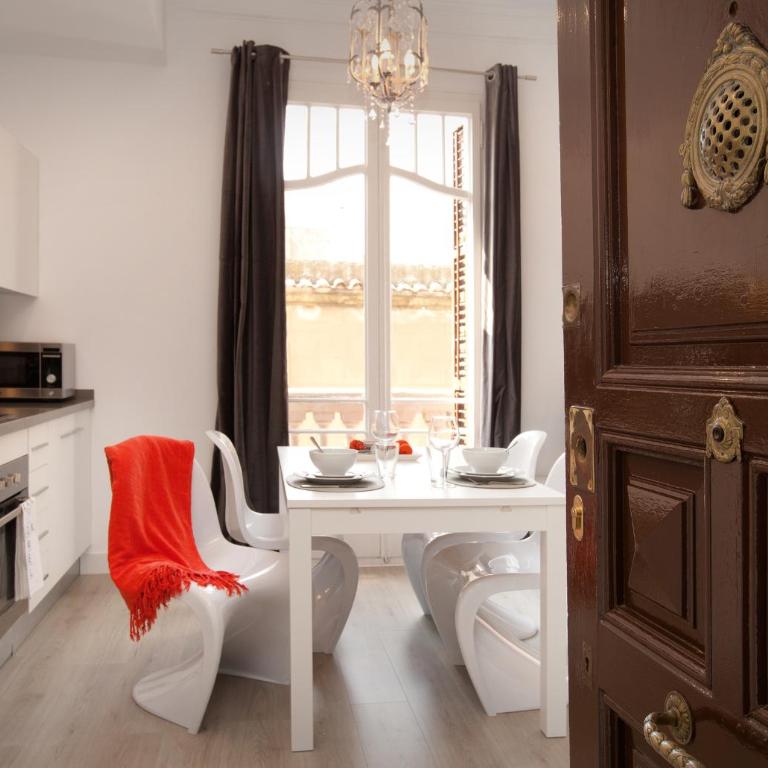 Click&Flat Seneca Suites - Two-Bedroom Apartment with Balcony - White - 2