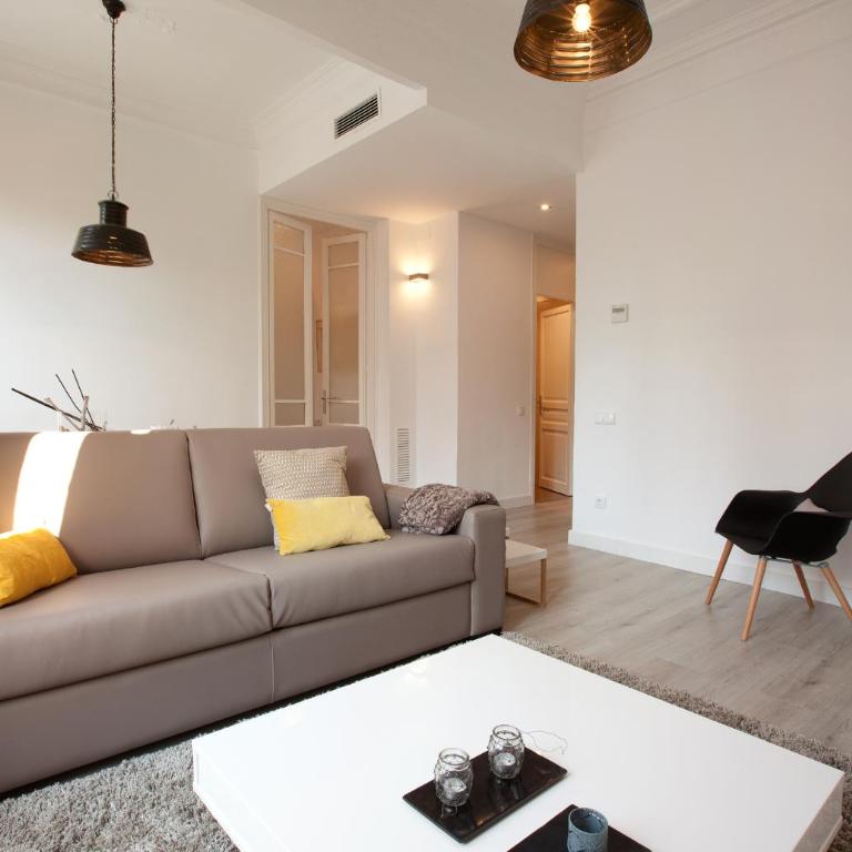 Click&Flat Seneca Suites - Two-Bedroom Apartment with Balcony - Yellow - 2