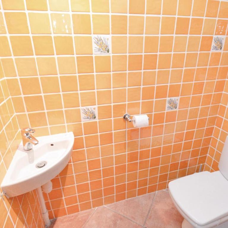 Charmante Maison À Aigues-Mortes Avec Wi-Fi - Maison de Vacances 3 Chambres - 24