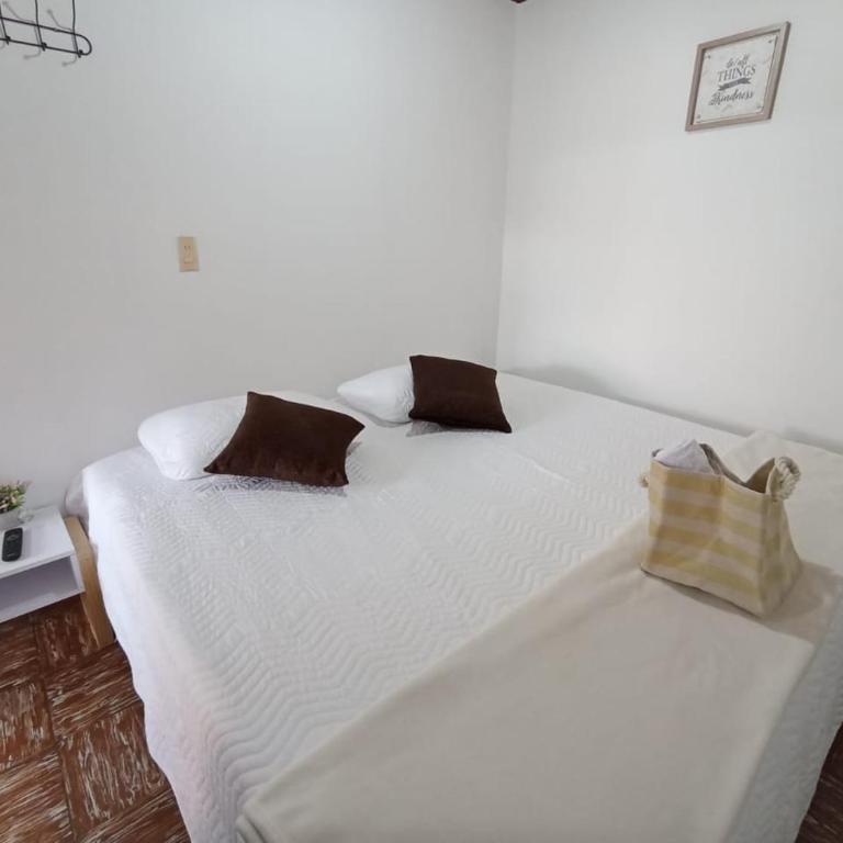 KOMODO ALOJAMIENTO- hostal autoservicio, ubicado cerca al centro histórico - baño privado, wifi , cama 2x2 y agua caliente y cocina compartida - Habitación Deluxe con cama extragrande - 5