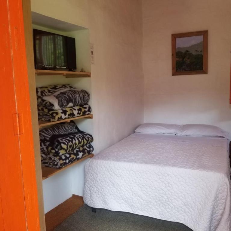Hostal Rio Arabia - Valle De Cocora HOTEL - Family Room with Private Bathroom - 3