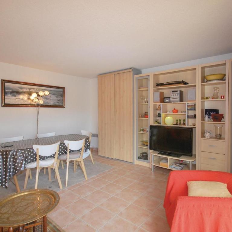 2 Bedroom Beautiful Apartment In Saint Raphael - Appartement 2 Chambres - 10