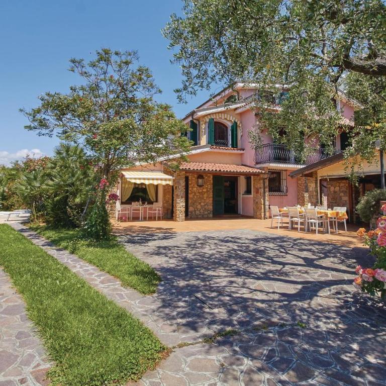 Villa Peppina - Five-Bedroom Holiday Home - 5