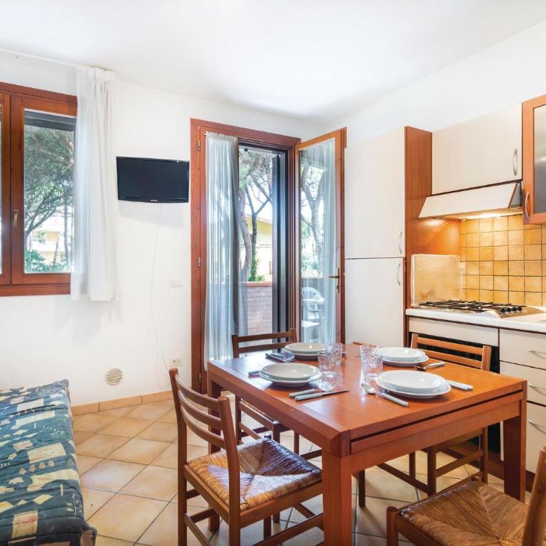 Beautiful Apartment In Rosolina Mare With Wifi - Two-Bedroom Apartment - 1