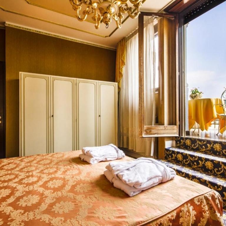 Park Hotel Ville Montefiori Spa & Centro Benessere - Camera Matrimoniale Romantic con Balcone e Vista Lago - 10