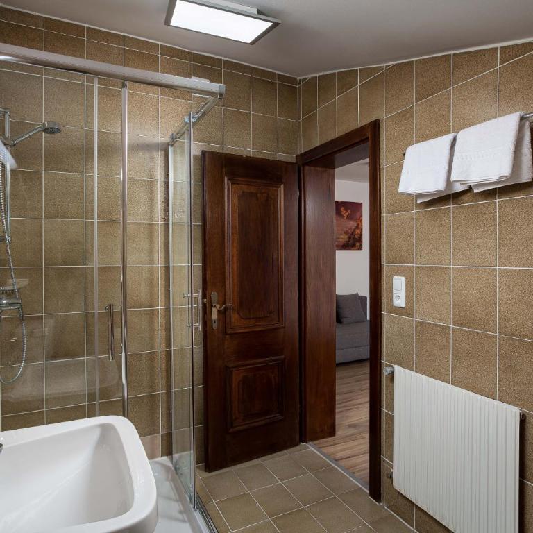 Alpine View Apartments - Apartment with Balcony - 23