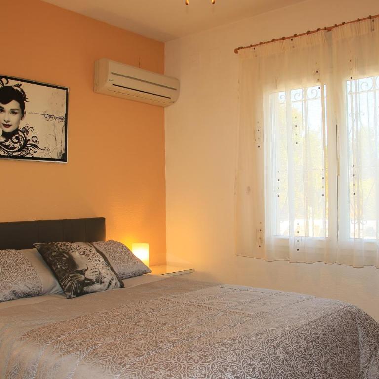 Casa de los Limones by Michael FAMILY VILLA NEAR PUERTO MARINA - Five-Bedroom House - 85