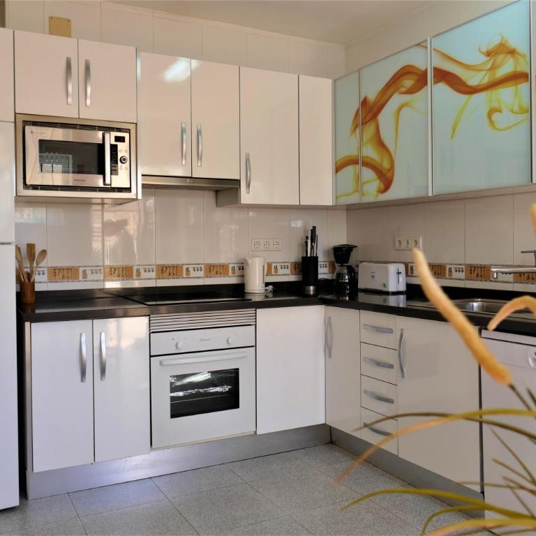 Casa de los Limones by Michael FAMILY VILLA NEAR PUERTO MARINA - Five-Bedroom House - 61