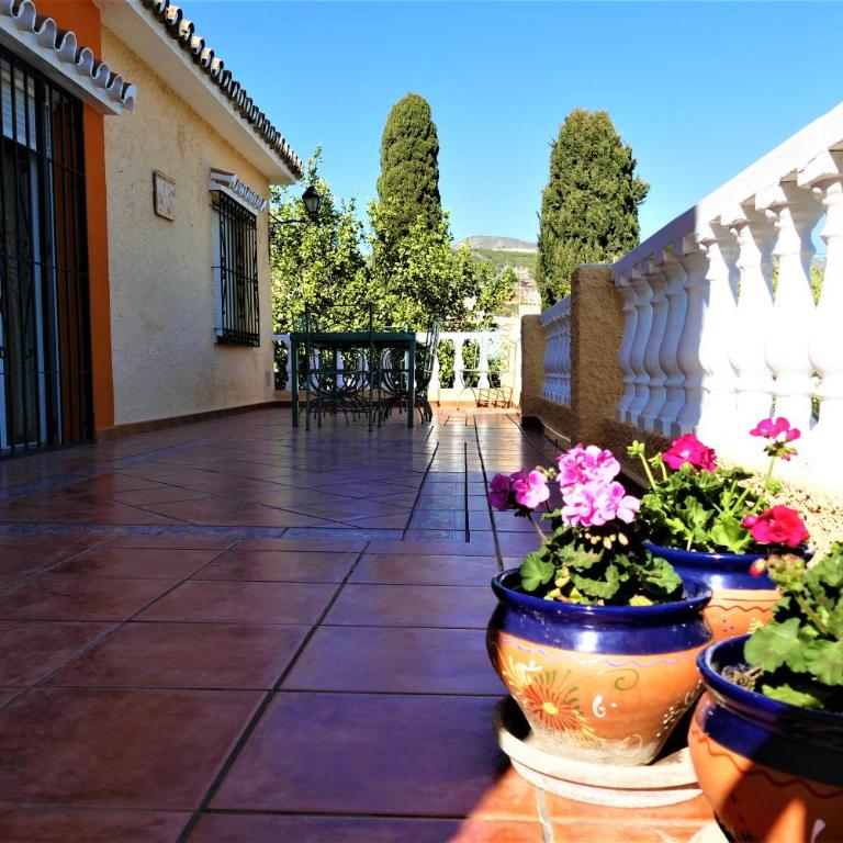 Casa de los Limones by Michael FAMILY VILLA NEAR PUERTO MARINA - Five-Bedroom House - 50