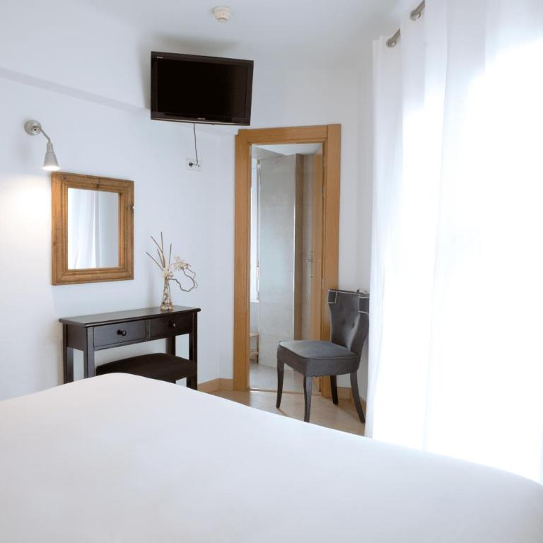 Hostal Parque Ibiza - Habitación Doble con balcón - 4