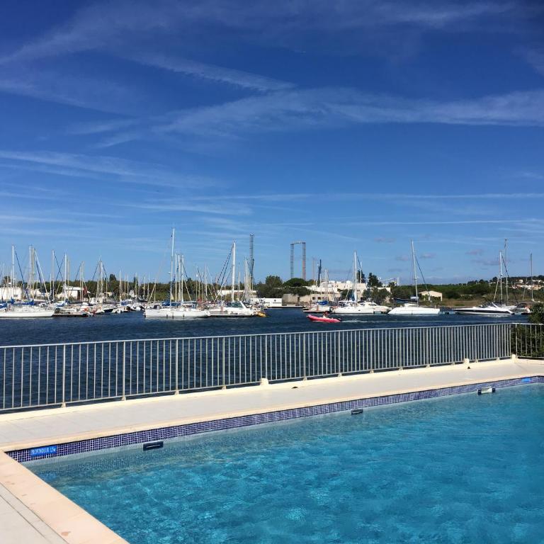 Studio - Les pieds dans l'eau agréable en toutes saisons 4 couchages - climatisation - parking privé - piscine sur mer - vue magnifique et rare - situation optimum - Les argonautes - Ile des pêcheurs - Cap d'Agde - One-Bedroom Apartment - 2