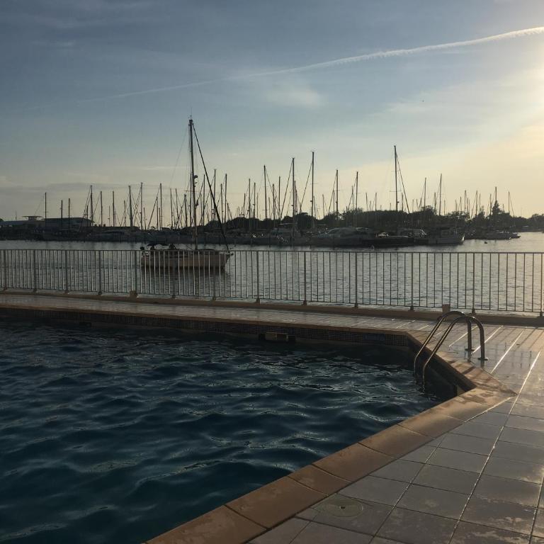 Studio - Les pieds dans l'eau agréable en toutes saisons 4 couchages - climatisation - parking privé - piscine sur mer - vue magnifique et rare - situation optimum - Les argonautes - Ile des pêcheurs - Cap d'Agde - One-Bedroom Apartment - 32