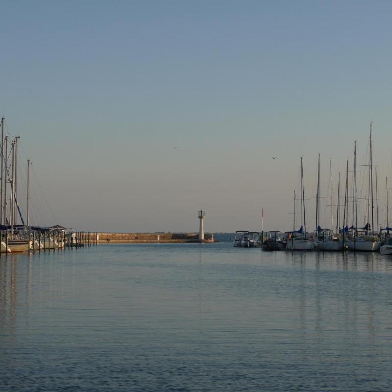 Studio - Les pieds dans l'eau agréable en toutes saisons 4 couchages - climatisation - parking privé - piscine sur mer - vue magnifique et rare - situation optimum - Les argonautes - Ile des pêcheurs - Cap d'Agde - One-Bedroom Apartment - 33