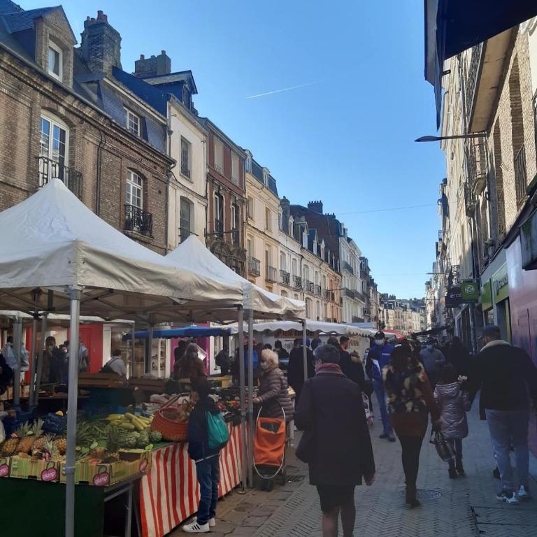 Avec JARDINET sans vis à vis Plein centre ville au RDC 350m de la plage - Appartement - Rez-de-Chaussée - 13