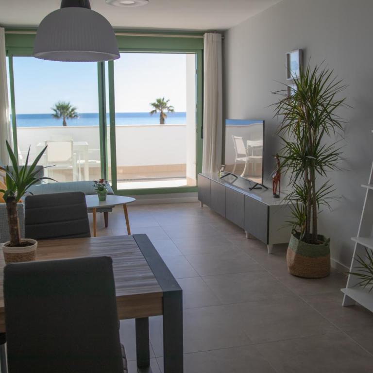 Precioso apartamento frente a la playa con piscina - Apartamento de 2 dormitorios - 8