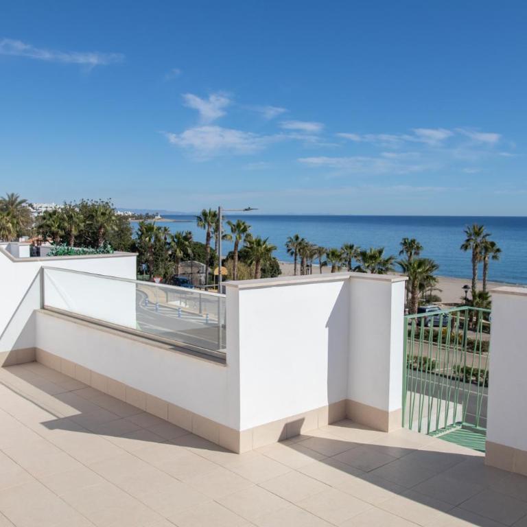 Precioso apartamento frente a la playa con piscina - Apartamento de 2 dormitorios - 11