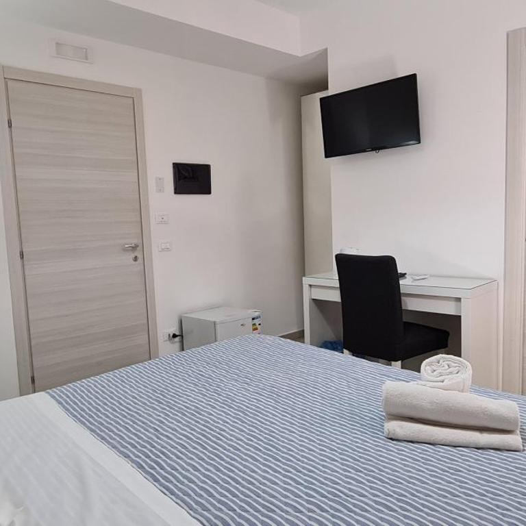 Belvedere Rent Rooms - Doppelzimmer mit Balkon - 2