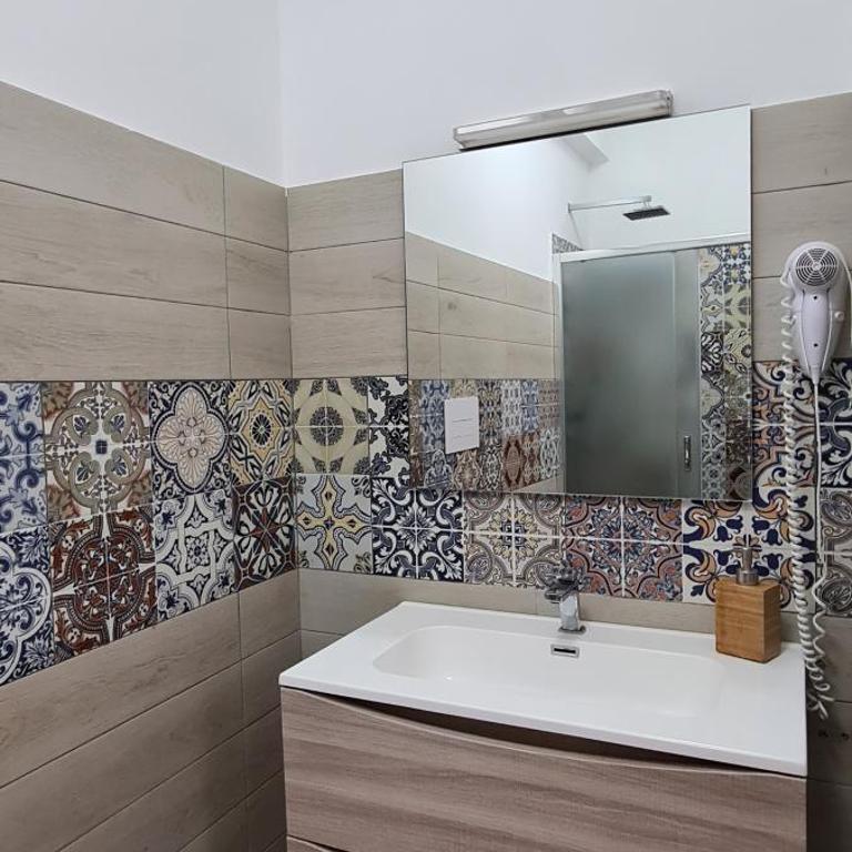 Belvedere Rent Rooms - Doppelzimmer mit Balkon - 5