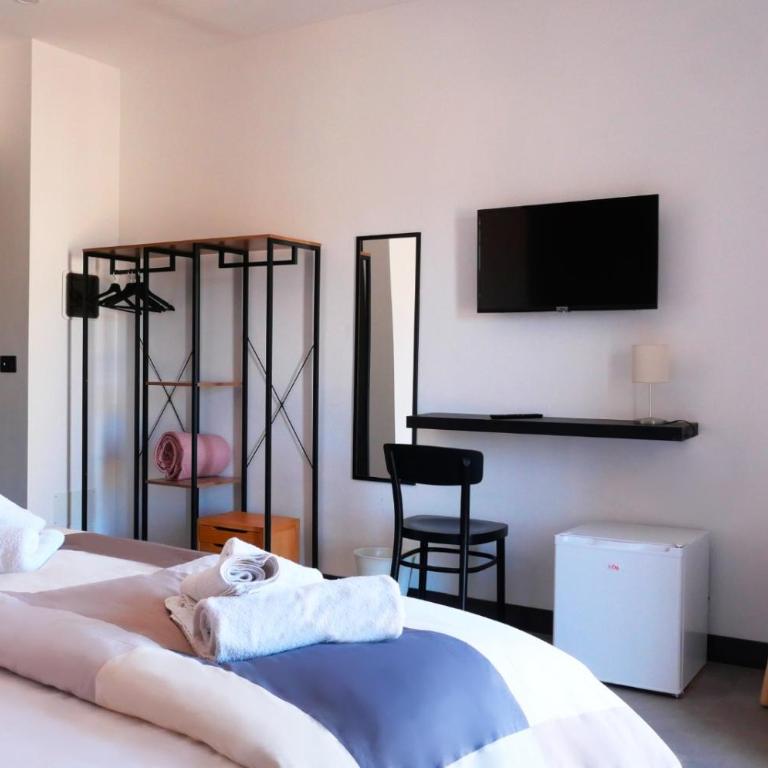 B&B Filo 15 - Double Room with Balcony (2 Adults + 1 Child) - 4