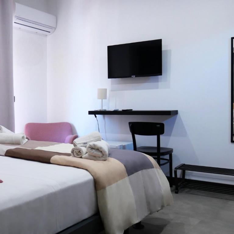 B&B Filo 15 - Double Room with Balcony (2 Adults + 1 Child) - 2