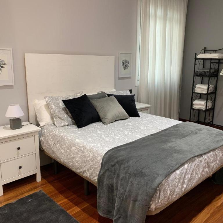 En pleno centro de Bilbao y muy cerca del GUGGENHEIM - Double Room with Shared Bathroom - 3