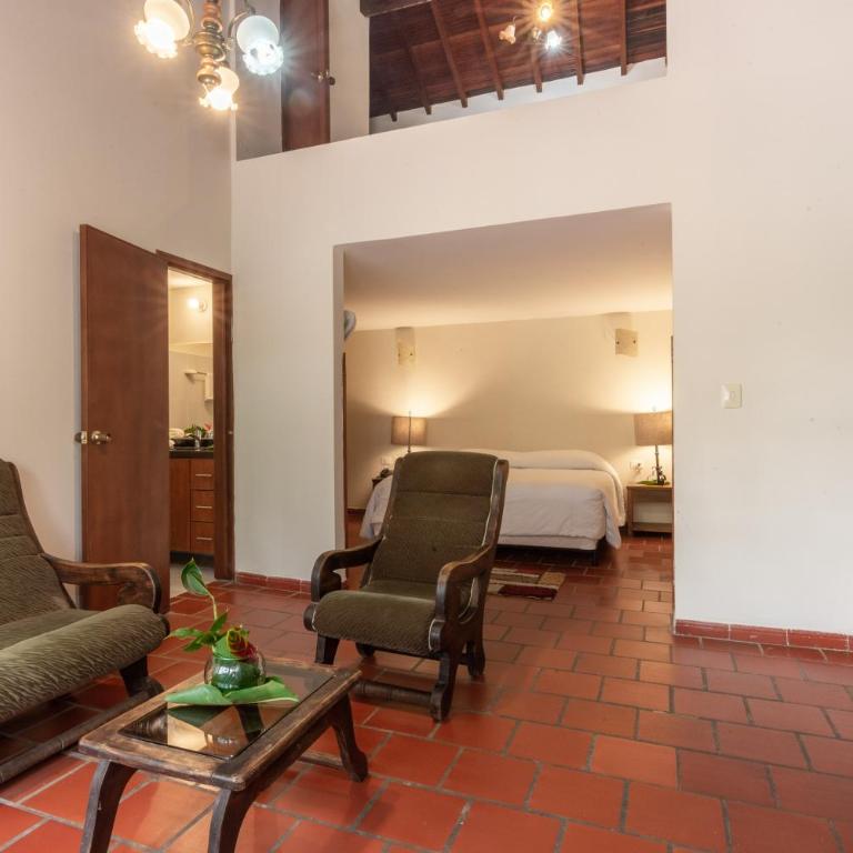 Hotel San Gil Campestre - Suite con cama grande y balcón - 9