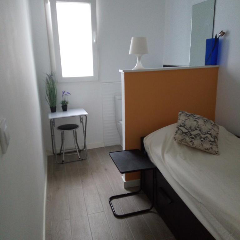 Alquilo Habitación individual con aseo privado solo Chicas, only girls - Small Single Room - 1
