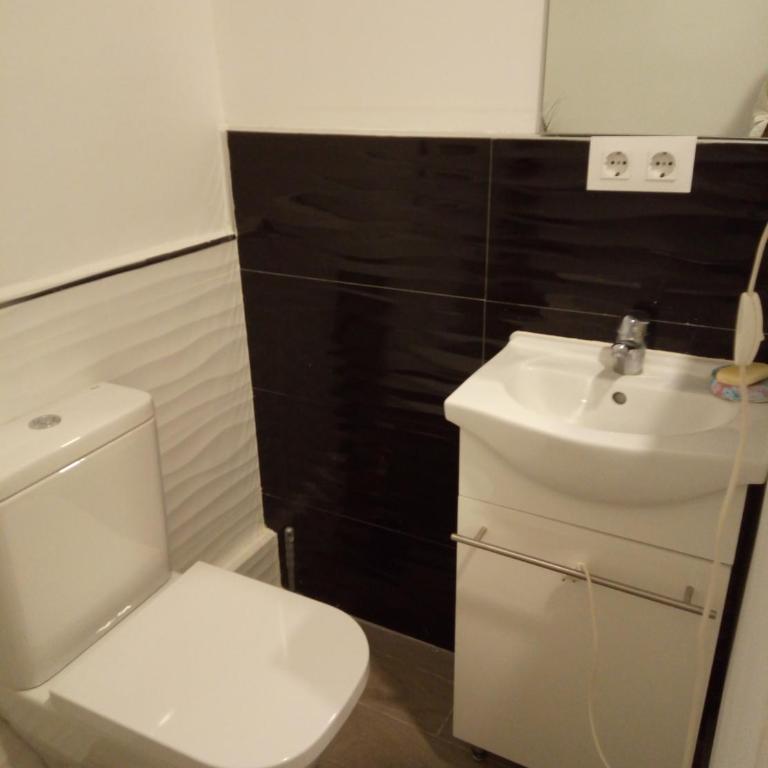 Alquilo Habitación individual con aseo privado solo Chicas, only girls - Small Single Room - 4