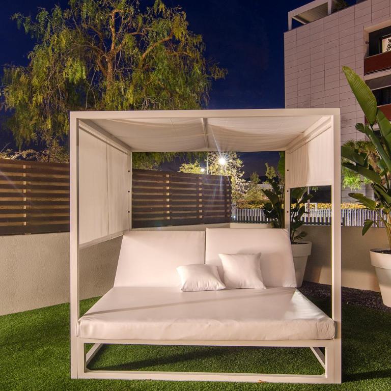 Sitges Spaces Garden Paradise 3 bedroom, 3 bathroom, huge PRIVATE garden-terrace, pool- sleeps up to 8 - Apartamento de 3 dormitorios - 83