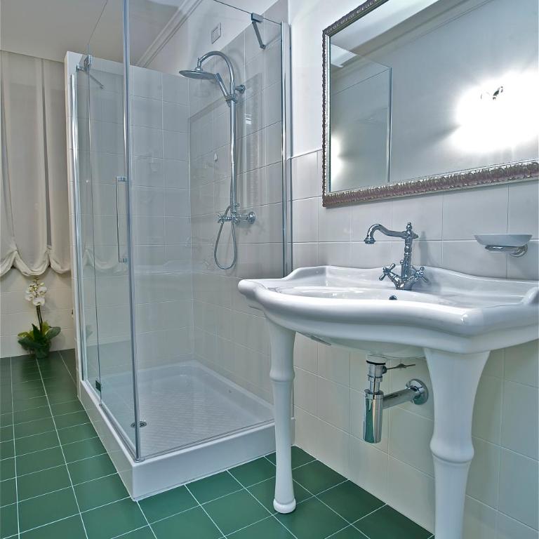 Design Suite Tirano - Camera Tripla Superior - 1