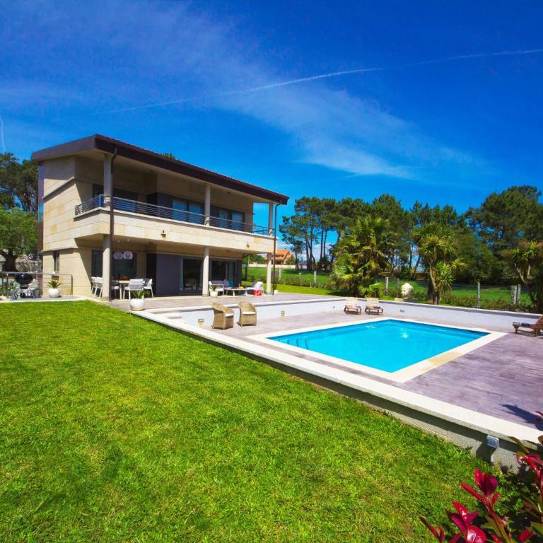 Villa in Sanxenxo with Sea View & Pool - Five-Bedroom Holiday Home - 1