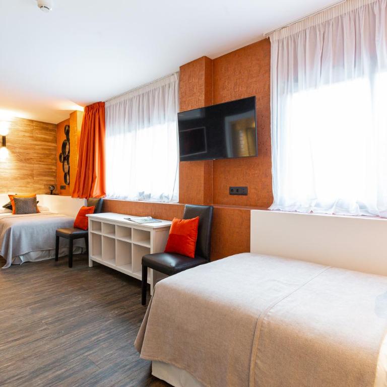 Fly Rooms Madrid Airport - Habitación Cuádruple Clásica - 1