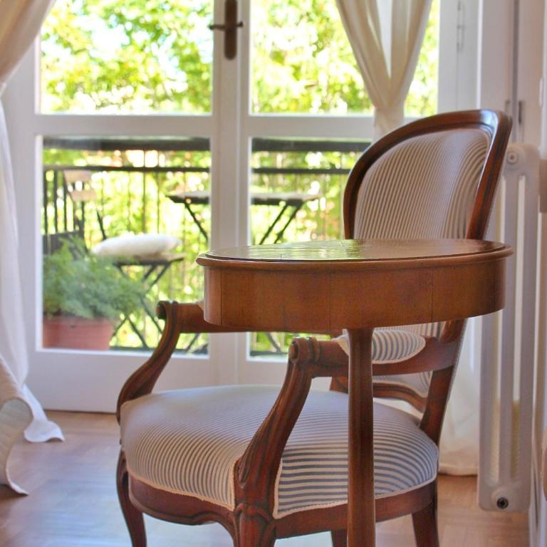 Elicriso Suites - King Suite with Balcony - 13