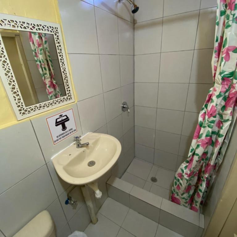 CHECK INN - Quadruple Room with Private Bathroom - 5