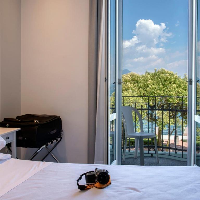 Hotel Beau Rivage - Camera Matrimoniale con Balcone e Vista Lago - 1