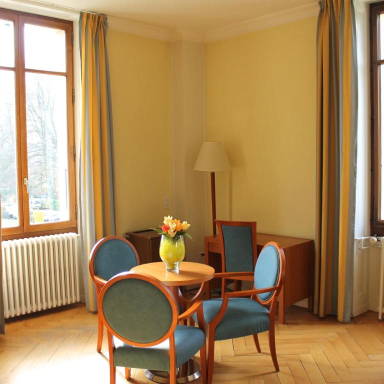 Hotel Le Cénacle - Chambre Triple avec Salle de Bains Privative - Vue sur Parc - 3