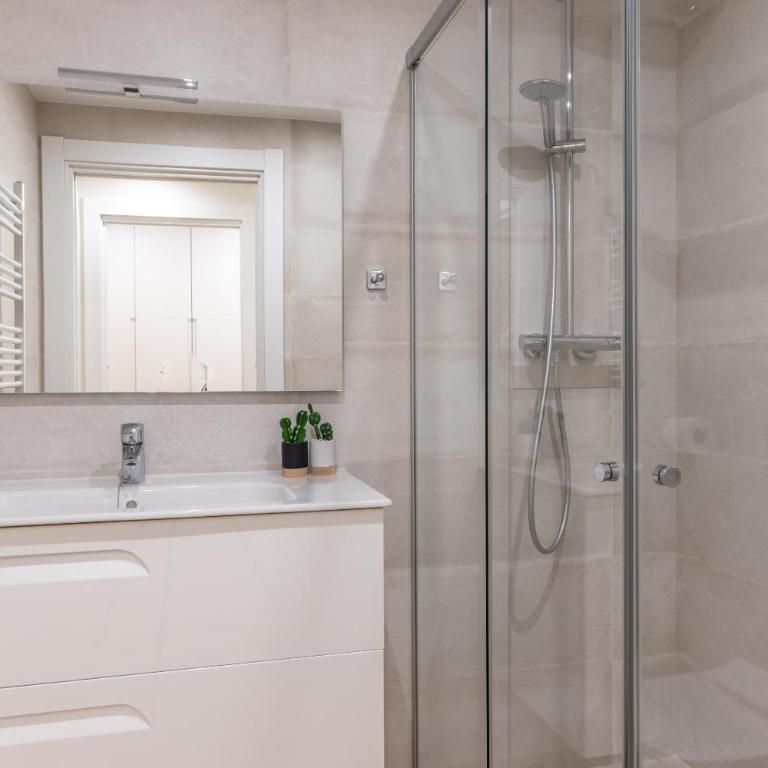 Nuevo y Luminoso en Plaza Moyua - Two-Bedroom Apartment - 22