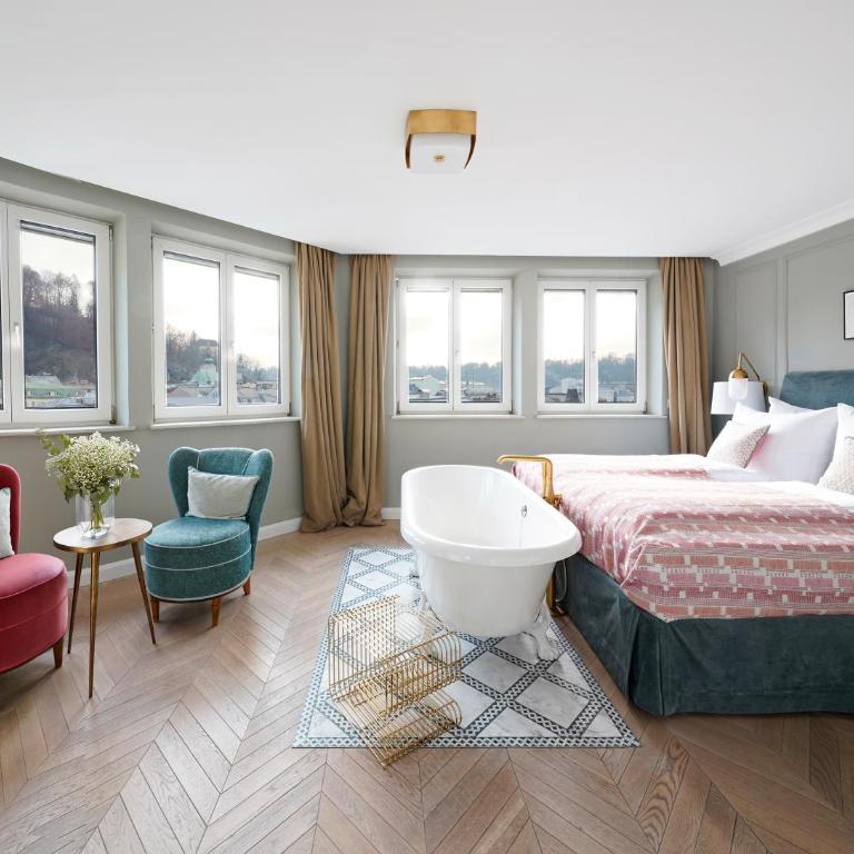 Numa Salzburg Mozart - Extra großes Zimmer mit Badewanne und separatem Wohnbereich mit Schlafsofa - 3