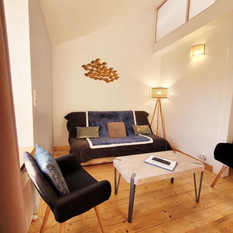 avec CLIMATISEUR APPARTEMENT DESIGN vous propose, un appartement 2 chambres et salon, 3 appartements une pièce, NETFLIX, lits faits à votre arrivée, serviettes de toilette, Ménage, Wifi ,Plage à 190m, BOX à Vélos, paiement 3 fois sans frais - Appartement 2 Chambres - 16