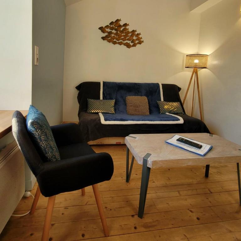 avec CLIMATISEUR APPARTEMENT DESIGN vous propose, un appartement 2 chambres et salon, 3 appartements une pièce, NETFLIX, lits faits à votre arrivée, serviettes de toilette, Ménage, Wifi ,Plage à 190m, BOX à Vélos, paiement 3 fois sans frais - Appartement 2 Chambres - 12