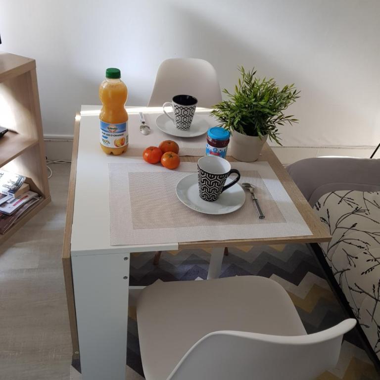 CORAIL STUDIO - 2MIN PLAGE CENTRE VILLE - CLIM - WIFI - PARKING PRIVÉ - IDEAL FAMILLE - La Grande Motte - Appartement avec Balcon - 15